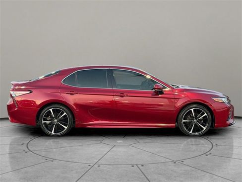 Used 2018 Toyota Camry XSE image 7