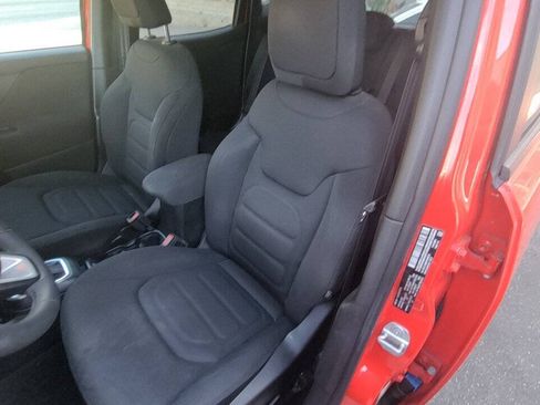 Used 2018 Jeep Renegade Latitude w/ Popular Equipment Group AWD/4WD image 8