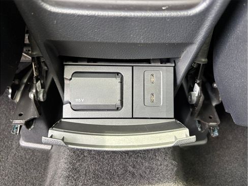 Used 2023 Mercedes-Benz GLB 250 4MATIC image 40
