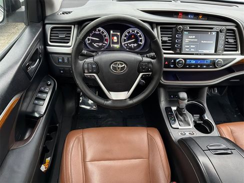 Used 2018 Toyota Highlander Limited image 23