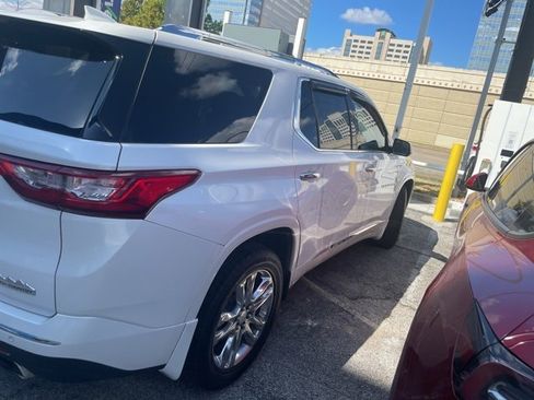 Used 2020 Chevrolet Traverse High Country image 3