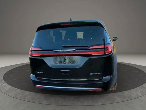 Used 2023 Chrysler Pacifica Touring-L FWD image 4