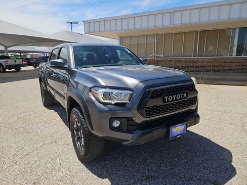 Used 2017 Toyota Tacoma TRD Off-Road AWD/4WD image 2