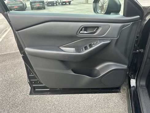 Used 2024 Nissan Rogue S image 10