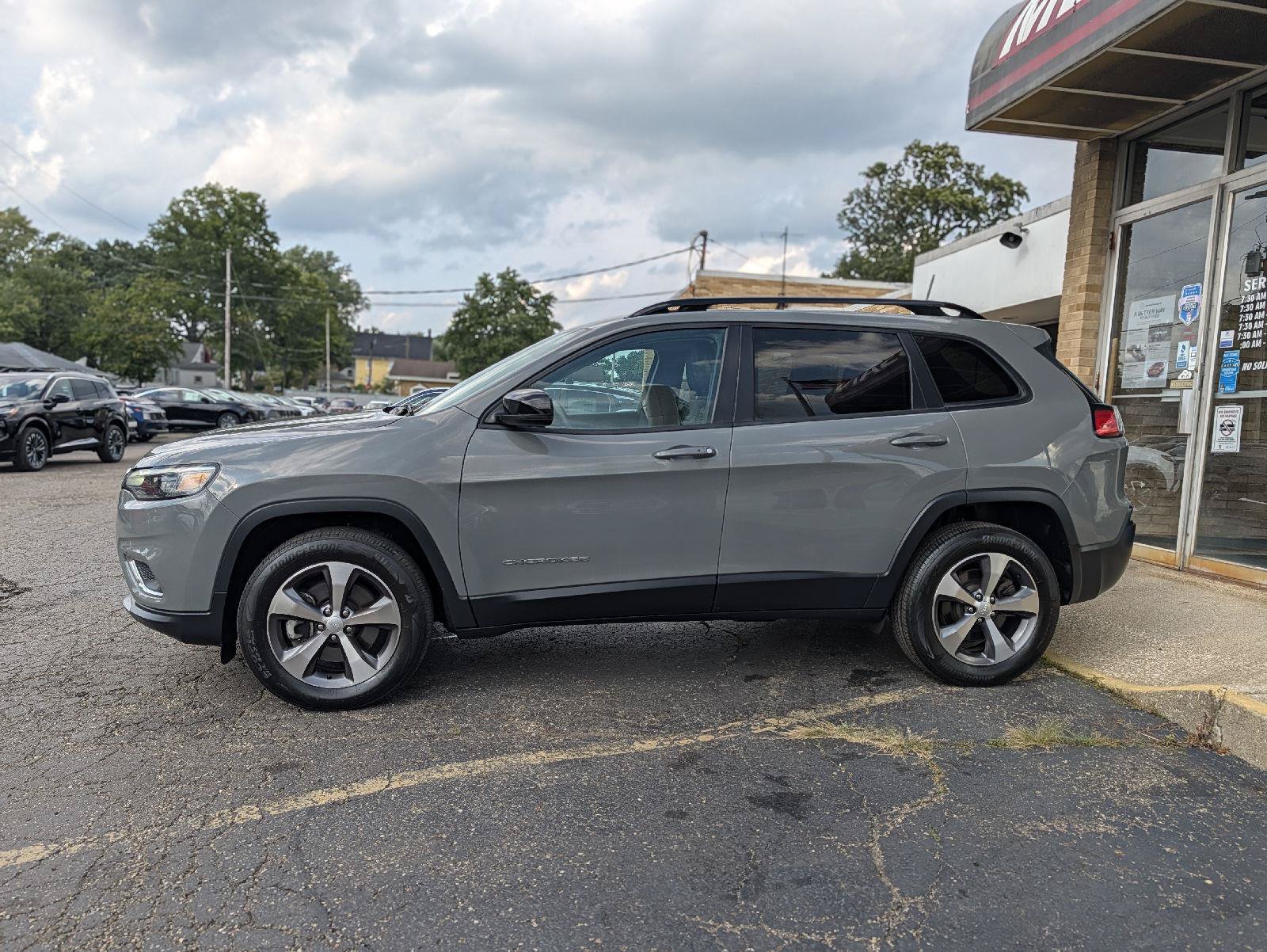 Used 2022 Jeep Cherokee Limited AWD/4WD image 11