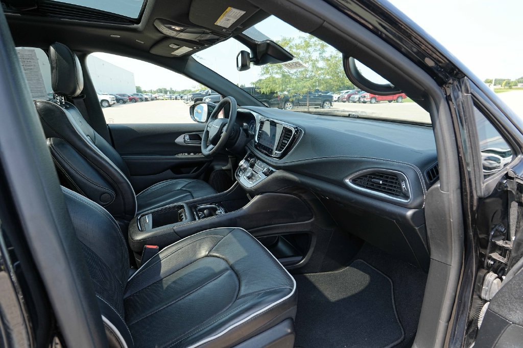 Used 2025 Chrysler Pacifica Limited FWD image 23