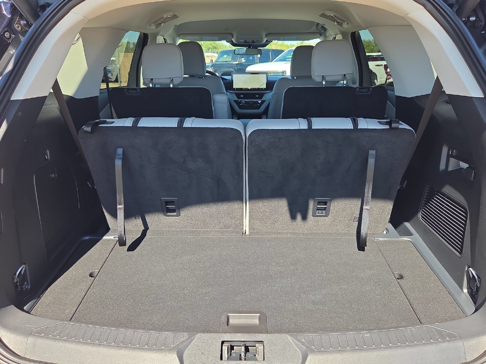 Used 2025 Ford Explorer Active w/ Active Comfort Package RWD image 6