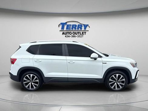 Used 2022 Volkswagen Taos SE w/ Panoramic Sunroof Package FWD image 1