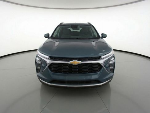Used 2025 Chevrolet Trax LT FWD image 2