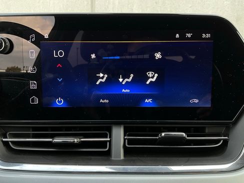 Used 2025 Chevrolet Trax LT image 28