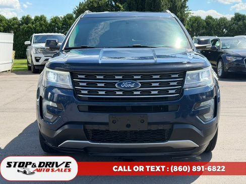 Used 2017 Ford Explorer XLT w/ Equipment Group 202A AWD/4WD image 2