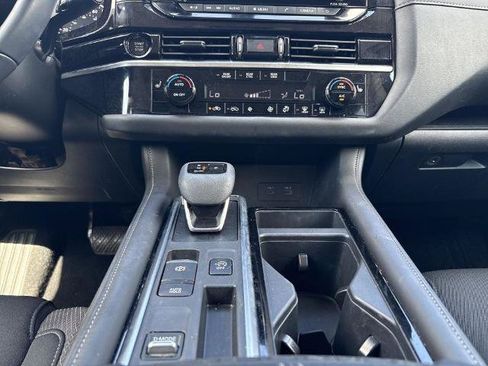 Certified 2025 Nissan Pathfinder SV w/ SV Premium Package FWD image 4