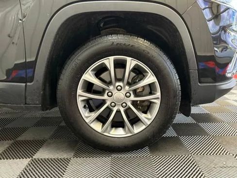 Used 2019 Jeep Cherokee Latitude Plus w/ Cold Weather Group AWD/4WD image 23