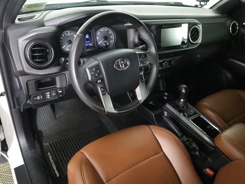 Used 2019 Toyota Tacoma TRD Off-Road image 9