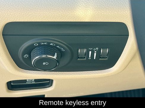 Used 2025 Jeep Grand Cherokee Limited AWD/4WD image 9