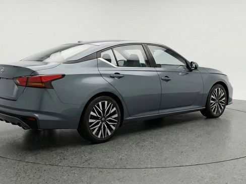 Used 2025 Nissan Altima 2.5 SV FWD image 9