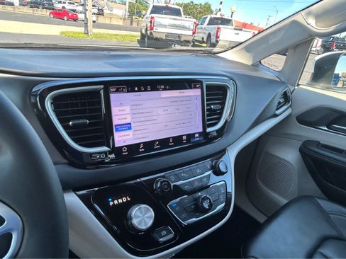 Used 2023 Chrysler Pacifica Touring-L FWD image 41