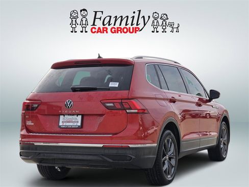 Used 2023 Volkswagen Tiguan SE w/ Panoramic Sunroof Package image 4