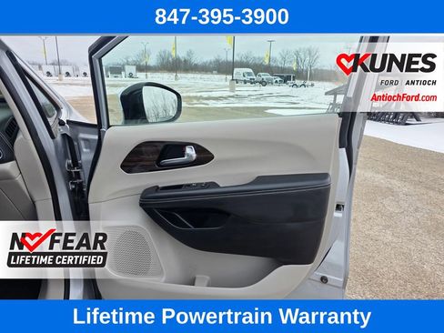 Used 2023 Chrysler Pacifica Limited image 35
