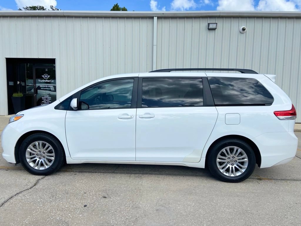Used 2014 Toyota Sienna XLE FWD image 2