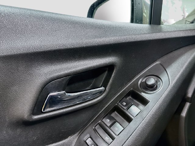 Used 2020 Chevrolet Trax LS FWD image 17