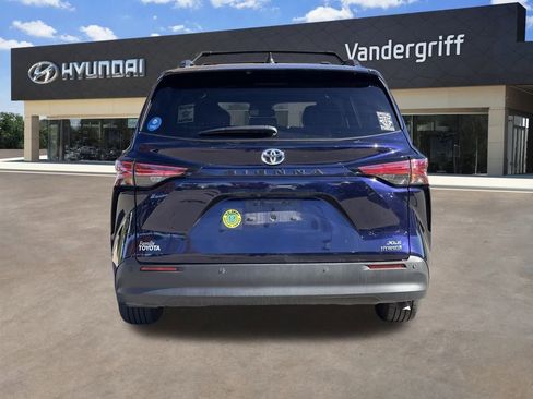 Used 2022 Toyota Sienna XLE image 12