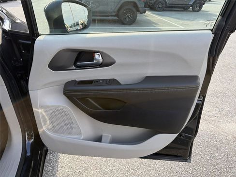 Used 2023 Chrysler Pacifica Touring-L FWD image 13