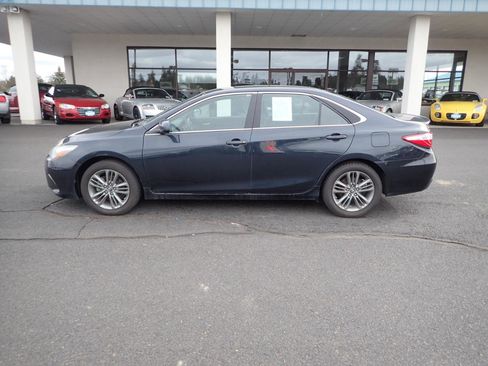 Used 2017 Toyota Camry SE FWD image 2