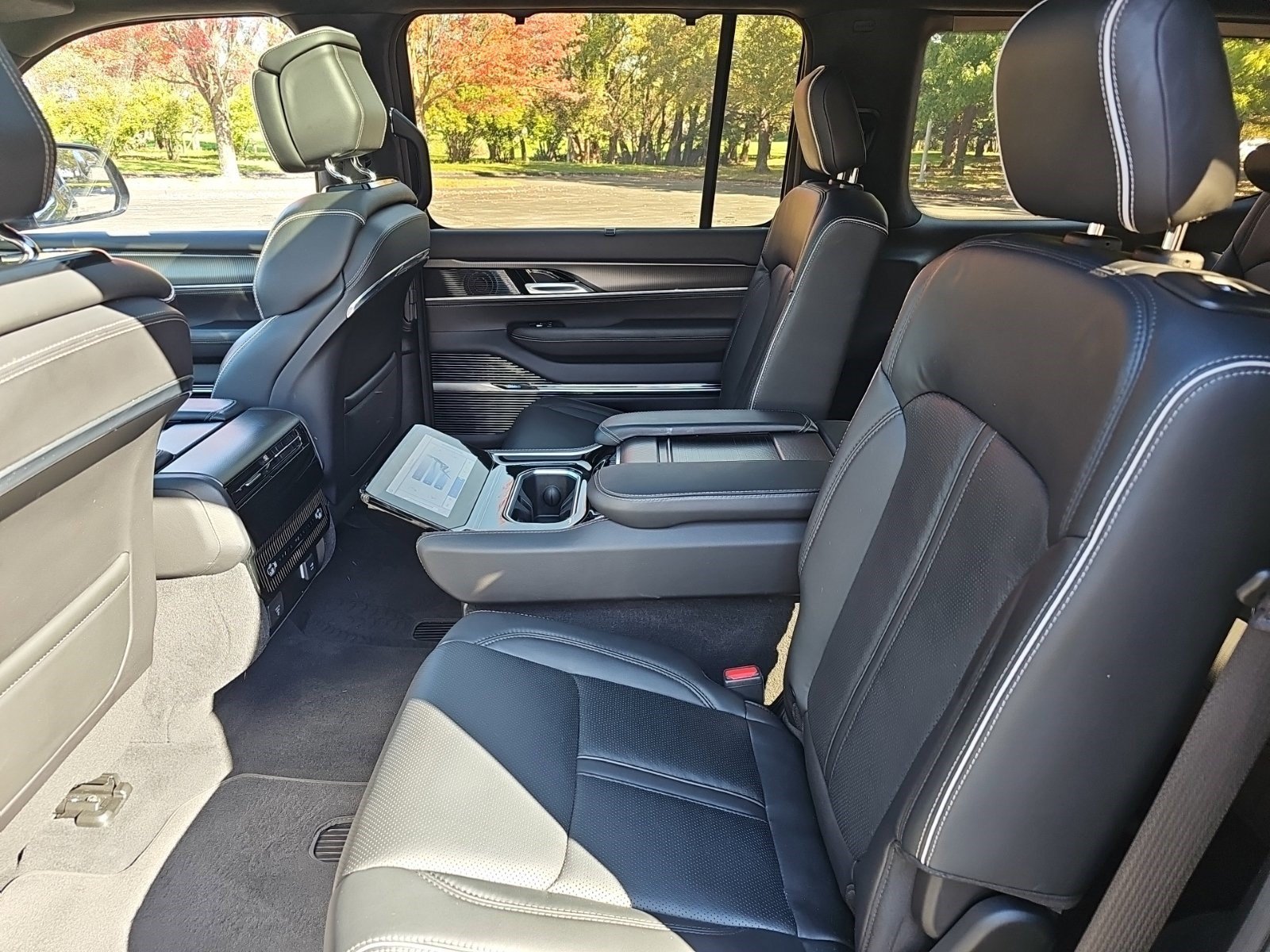 Used 2023 Jeep Grand Wagoneer Series II AWD/4WD image 17