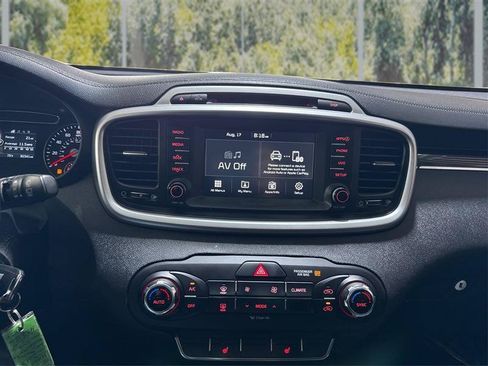Used 2018 Kia Sorento AWD image 16