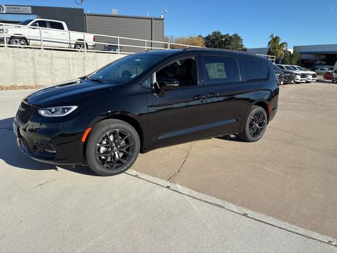 New 2026 Chrysler Pacifica Limited w/ Uconnect Theater Family Group image 1