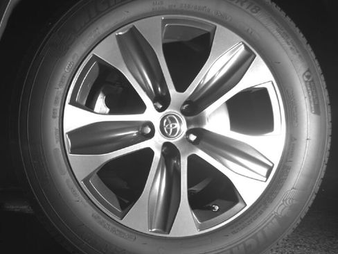 Used 2023 Toyota Highlander XLE image 9