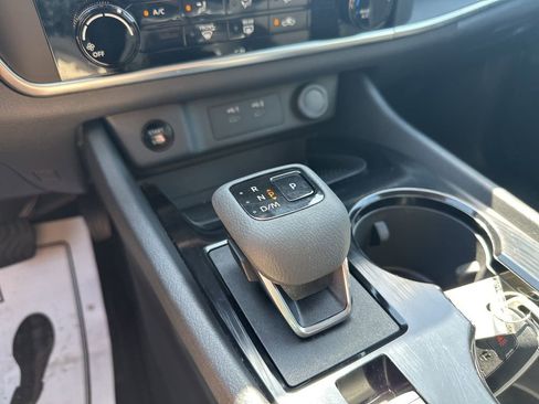 Used 2025 Nissan Rogue S image 23