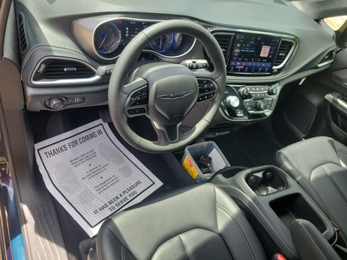 Used 2025 Chrysler Pacifica Select FWD image 13