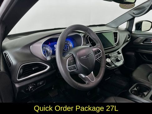 Used 2025 Chrysler Pacifica Select image 14