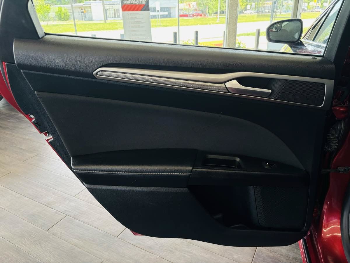 Used 2018 Ford Fusion SE w/ Fusion SE Technology Package FWD image 31