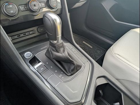 Used 2018 Volkswagen Tiguan SE image 19