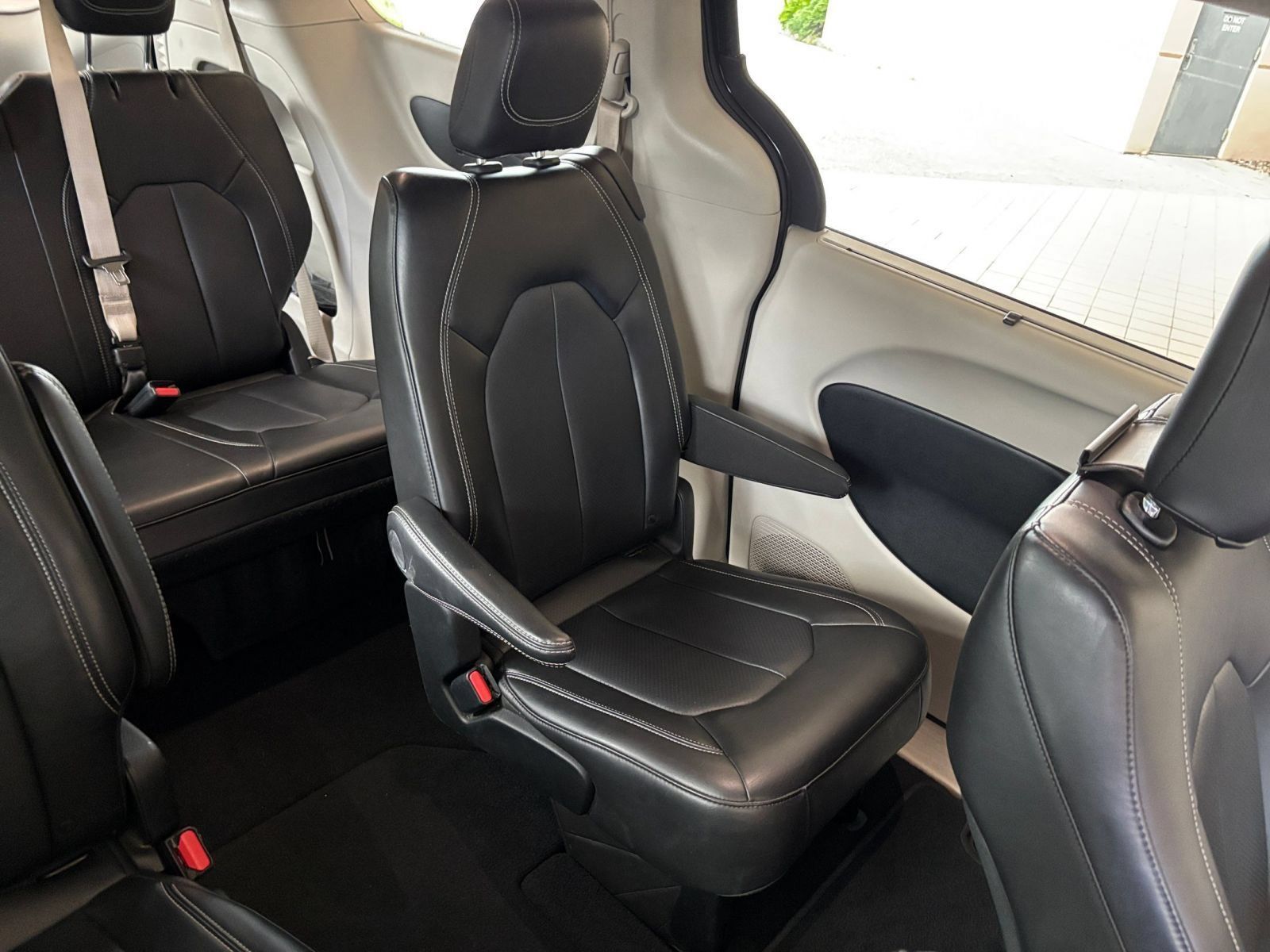 Used 2024 Chrysler Pacifica Touring-L FWD image 38