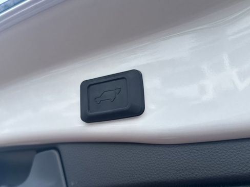 Used 2024 Toyota RAV4 SE w/ Convenience Package image 8