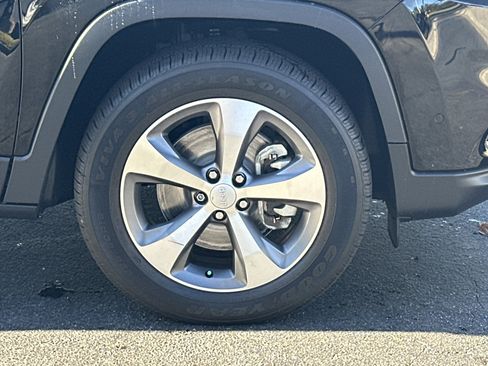 Used 2021 Jeep Cherokee Limited image 11