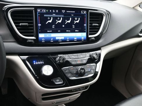 Used 2024 Chrysler Pacifica Touring-L image 18