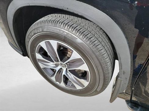 Used 2020 Toyota Highlander XLE AWD/4WD image 9