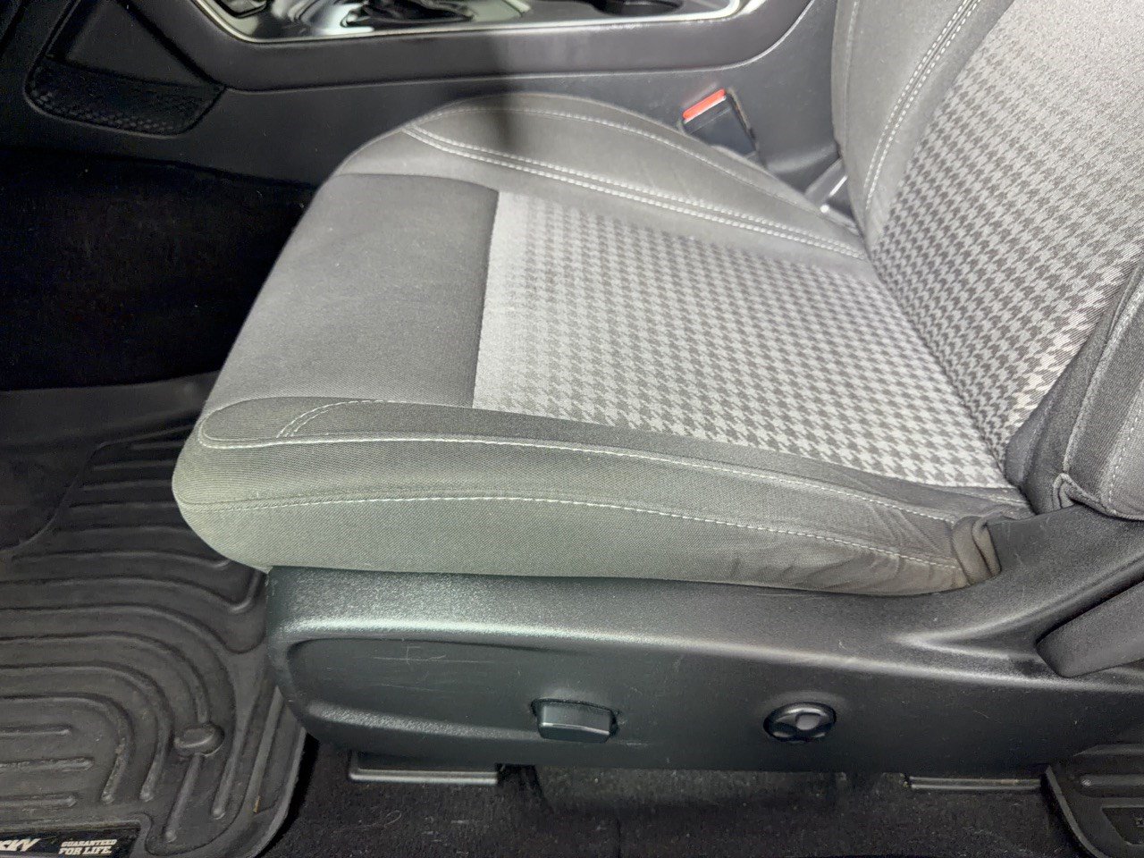 Used 2019 Dodge Challenger SXT w/ Blacktop Package RWD image 16