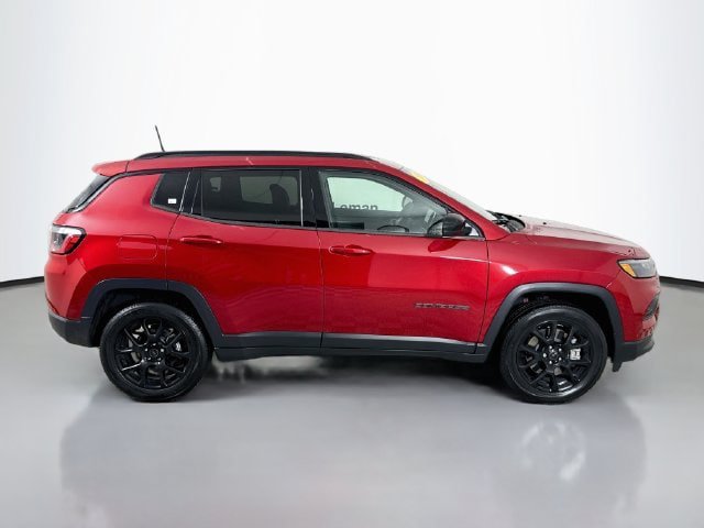 Used 2026 Jeep Compass Latitude AWD/4WD image 9