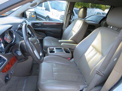 Used 2013 Chrysler Town & Country Touring image 9