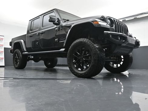 Used 2022 Jeep Gladiator Overland image 18