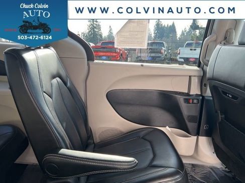 Used 2024 Chrysler Pacifica Touring-L image 26