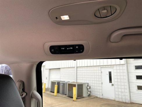 Used 2018 Chrysler Pacifica Touring-L image 19