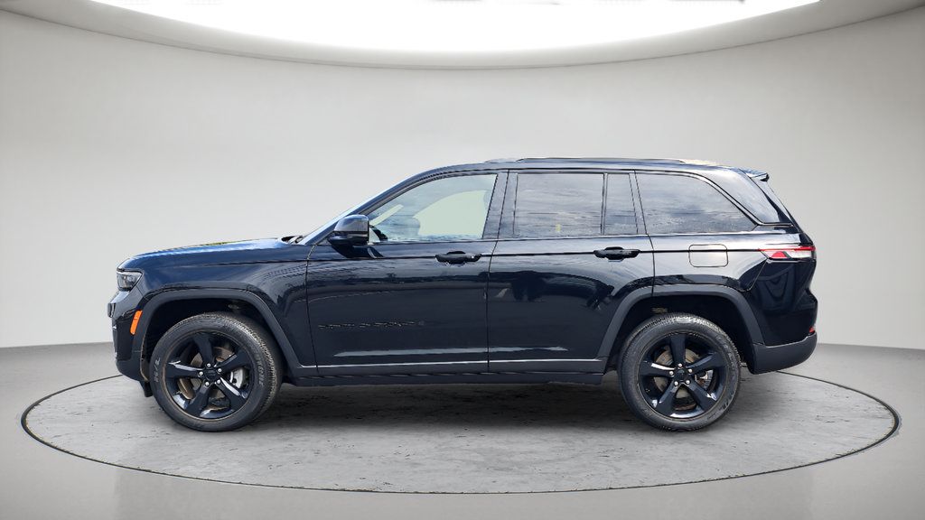 Used 2023 Jeep Grand Cherokee Altitude AWD/4WD image 2