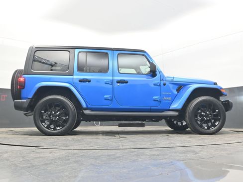 Used 2022 Jeep Wrangler Unlimited Sahara w/ Cold Weather Group image 30